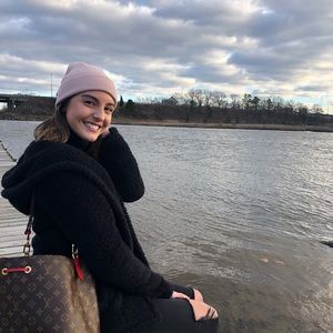 Meet your Posher, Elissa